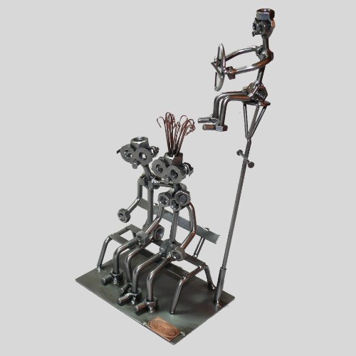 Seitliche Ansicht der Metallfigur